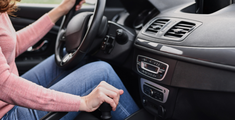 mujer conduciendo un coche de alquiler